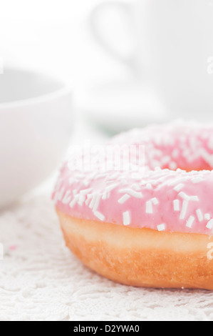 Nahaufnahme von rosa Donut mit Streusel Stockfoto