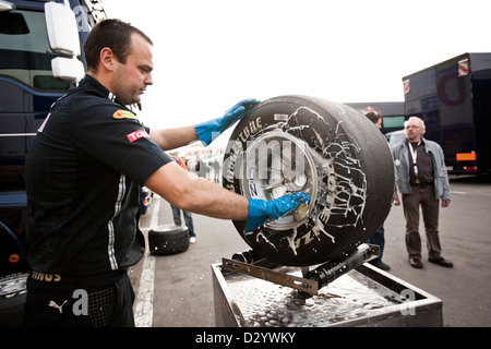Waschen Sie das Steuer eines Formel 1-Autos, Barcelona, 27 02 10 Stockfoto