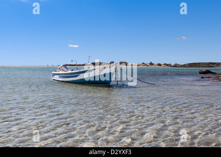 Motorboot aus Strand von Elafonisi Kreta Griechenland verankert Stockfoto