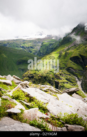 Grüne Berge und Schnee Gipfel in Wolken, Himalaya, Rohtang Pass, Nord-Indien Stockfoto