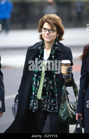 5. Februar 2013. Southwark Crown Court, London, UK.  Bild zeigt Vicky Pryce Ankunft am Southwark Crown Court in London, Ex-Frau von Chris Huhne, zu Stand Studie über Beschleunigung Punkte. Miss Pryce, 60, ein angesehener Ökonom, bestreitet den Lauf der Gerechtigkeit über die Strafzettel pervertiert. Stockfoto