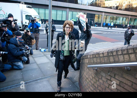 5. Februar 2013. Southwark Crown Court, London, UK.  Bild zeigt Vicky Pryce Ankunft am Southwark Crown Court in London, Ex-Frau von Chris Huhne, zu Stand Studie über Beschleunigung Punkte. Miss Pryce, 60, ein angesehener Ökonom, bestreitet den Lauf der Gerechtigkeit über die Strafzettel pervertiert. Stockfoto