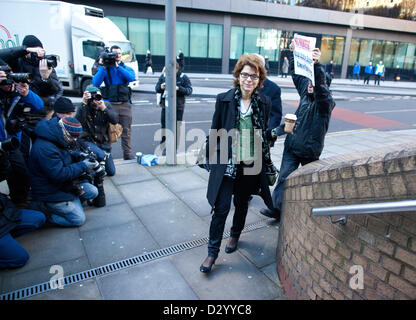 5. Februar 2013. Southwark Crown Court, London, UK.  Bild zeigt Vicky Pryce Ankunft am Southwark Crown Court in London, Ex-Frau von Chris Huhne, zu Stand Studie über Beschleunigung Punkte. Miss Pryce, 60, ein angesehener Ökonom, bestreitet den Lauf der Gerechtigkeit über die Strafzettel pervertiert. Stockfoto