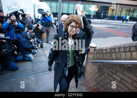 5. Februar 2013. Southwark Crown Court, London, UK.  Bild zeigt Vicky Pryce Ankunft am Southwark Crown Court in London, Ex-Frau von Chris Huhne, zu Stand Studie über Beschleunigung Punkte. Miss Pryce, 60, ein angesehener Ökonom, bestreitet den Lauf der Gerechtigkeit über die Strafzettel pervertiert. Stockfoto