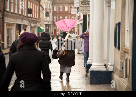 Wind weht einen Regenschirm in-und auswendig. Stockfoto