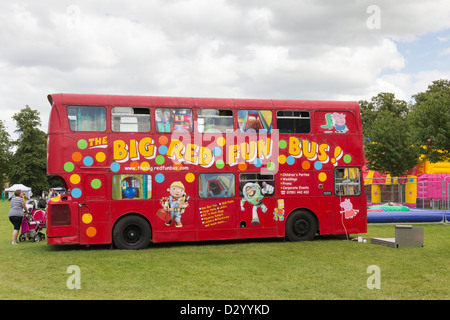 Eine mobile Kinder spielen Anlage, The Big Red Fun Bus geparkt in Gloucester Park für den Gloucester Karneval 2012. Stockfoto