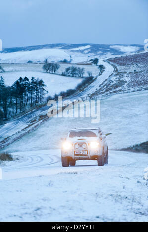 Cambrian Mountains, Wales, UK. 5. Februar 2013. Ein Allrad-Fahrzeug verhandelt die Moor-Straße zwischen Builth Wells und Brecon. Nach 10 Tagen heftige milden nassen und windigen Wetter wurde Wales durch Gewitter und Blizzard Bedingungen heute morgen getroffen. Die meisten des Niederschlags war in Form von Hagel und Graupel. Bildnachweis: Graham M. Lawrence/Alamy Live-Nachrichten. Stockfoto