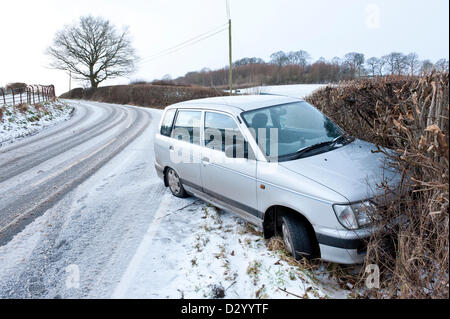 Cambrian Mountains, Wales, UK. 5. Februar 2013. Eine Autofahrer hat die Kontrolle auf den frischen Schnee und Eis am Llandwier Cwm zwei Meilen von Builth Wells, Powys verloren. Nach 10 Tagen heftige milden nassen und windigen Wetter wurde Wales durch Gewitter und Blizzard Bedingungen gestern Abend und heute morgen getroffen. Die meisten des Niederschlags war in Form von Hagel und Graupel. Bildnachweis: Graham M. Lawrence/Alamy Live-Nachrichten. Stockfoto