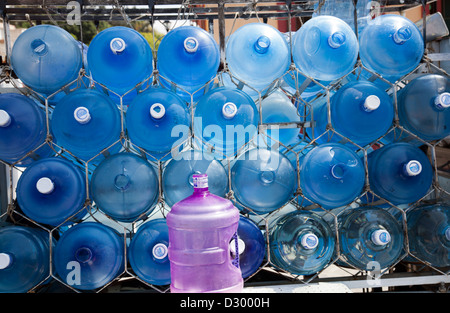 Frisch abgefüllt Wasser Anlieferung und Abholung von Kunststoff-Flaschen Stockfoto