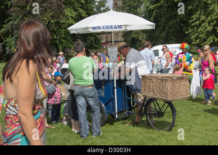 Eis-Trike und Verkäufer in Gloucester Park, umgeben von Kunden bei Gloucester Karneval 2012. Stockfoto