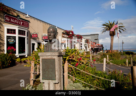 Autor John Steinbeck-Statue in Cannery Row, Monterey, California, Vereinigte Staaten von Amerika, USA Stockfoto