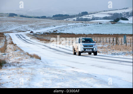 Cambrian Mountains, Wales, UK. 5. Februar 2013. Ein Allrad-Fahrzeug verhandelt die Moor-Straße zwischen Builth Wells und Brecon. Nach 10 Tagen heftige milden nassen und windigen Wetter wurde Wales durch Gewitter und Blizzard Bedingungen heute morgen getroffen. Die meisten des Niederschlags war in Form von Hagel und Graupel. Bildnachweis: Graham M. Lawrence/Alamy Live-Nachrichten. Stockfoto