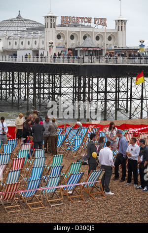 Hochzeitsfeier am Strand vom Pier in Brighton im Mai Stockfoto