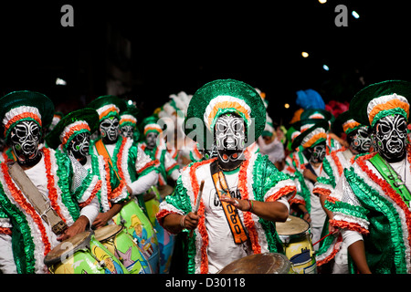 Drumers in Montevideos jährliche Llamadas Parade durchführen. Stockfoto