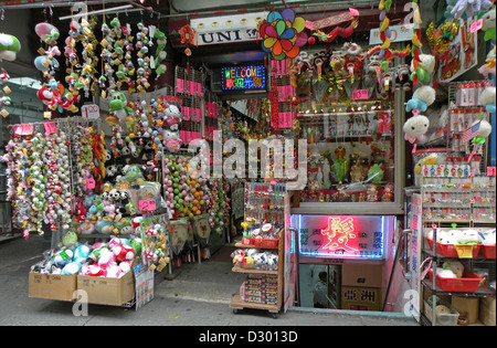 Ein Tourist-Geschenk-Shop, Chinatown, New York City mit vielen Souvenir-Artikel zum Verkauf. Stockfoto