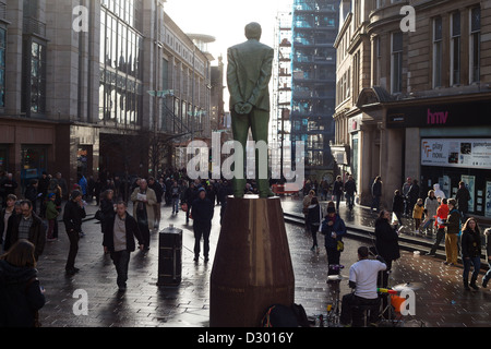 1. erster Minister von Schottland, Labour-Politiker, Donald Dewar-Statue zeigt nach unten die Hügel von Buchanan St, Glasgow, Schottland Stockfoto