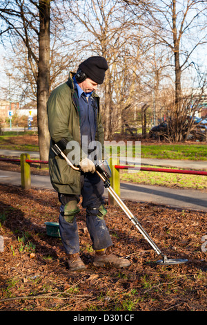 Detectorist. Mann Suche mit einem Metalldetektor, Derby, England, Großbritannien Stockfoto