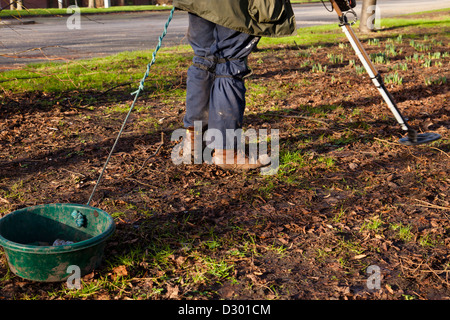 Detectorist. Person suchen mit einem Metalldetektor, Derby, England, Großbritannien Stockfoto