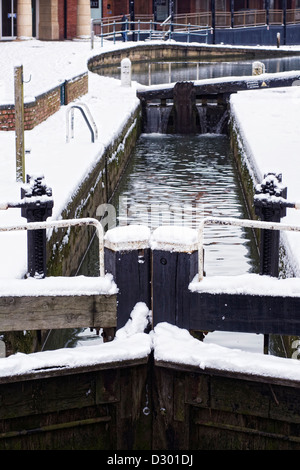 Schleusen auf der Oxford Canal in Banbury im Winter, Oxfordshire. Stockfoto