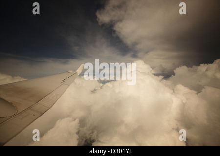 Bewölkter Himmel aus dem Beifahrerfenster Stockfoto