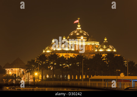 Nächtlicher Blick auf Swaminarayan Akshardham, einen berühmten wunderschönen Hindutempel in Delhi, Indien Stockfoto