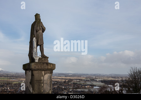 Außen Stirling Castle steht die Statue von Robert The Bruce, mit Blick auf Stirling, Schottland. Stockfoto