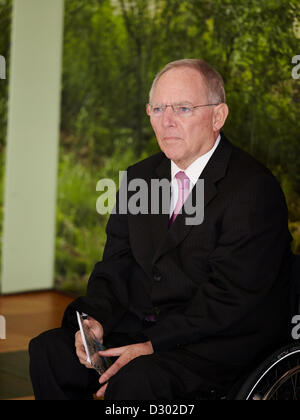 Berlin, 5. Februar 2013.  Deutscher Finanzminister Wolfgang Schaeuble verleiht Bundespräsident Joachim Gauck die Nächstenliebe Briefmarken. Der deutsche Bundespräsident Joachim Gauck knüpft an die Tradition seiner Vorgänger und übernimmt die Schirmherrschaft für die Charity-Briefmarken.  Joachim Gauck erhält den ersten Ausgaben der Nächstenliebe Briefmarken im Jahr 2013 durch den Finanzminister im Bellevue Palace in Berlin. Stockfoto