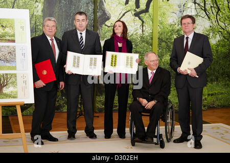 Berlin, 5. Februar 2013.  Deutscher Finanzminister Wolfgang Schaeuble verleiht Bundespräsident Joachim Gauck die Nächstenliebe Briefmarken. Der deutsche Bundespräsident Joachim Gauck knüpft an die Tradition seiner Vorgänger und übernimmt die Schirmherrschaft für die Charity-Briefmarken.  Joachim Gauck erhält den ersten Ausgaben der Nächstenliebe Briefmarken im Jahr 2013 durch den Finanzminister im Bellevue Palace in Berlin. Stockfoto