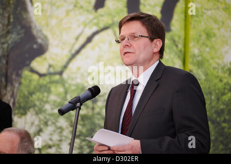 Berlin, 5. Februar 2013.  Deutscher Finanzminister Wolfgang Schaeuble verleiht Bundespräsident Joachim Gauck die Nächstenliebe Briefmarken. Der deutsche Bundespräsident Joachim Gauck knüpft an die Tradition seiner Vorgänger und übernimmt die Schirmherrschaft für die Charity-Briefmarken.  Joachim Gauck erhält den ersten Ausgaben der Nächstenliebe Briefmarken im Jahr 2013 durch den Finanzminister im Bellevue Palace in Berlin. Stockfoto