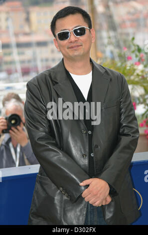 Jury-Präsident Wong Kar Wai stellt bei einem Fototermin für die Einführung der Jury-Mitglieder die 59. Filmfestspiele von Cannes, Frankreich, Mittwoch, 17. Mai 2006. Foto: Hubert Boesl Stockfoto