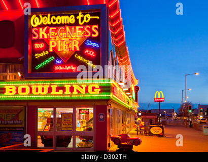 Neon Schilder für Bowling, Vergnügungen und Skegness Pier an der Küste von Lincolnshire England UK GB EU Europa Stockfoto