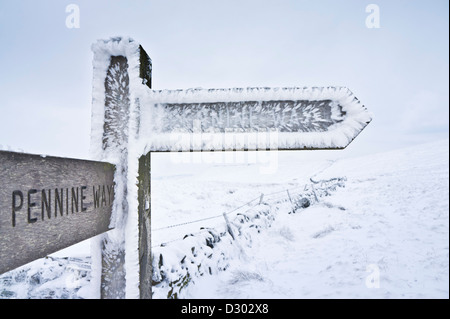 Schnee und Eis bedeckten Wegweiser und Wegbeschreibungen, Pennine Kreuzweg Edale Kinder Scout Derbyshire Peak District England UK Stockfoto