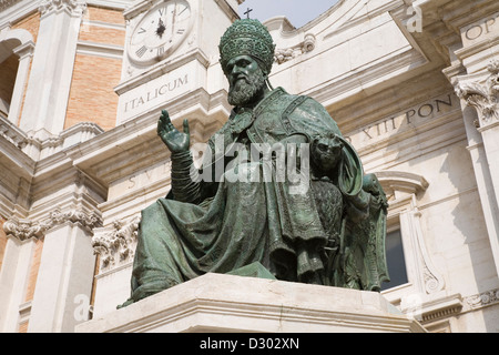 Europa, Italien, Marken, Loreto, Platz der Madonna Statue von Papst Sisito v Stockfoto