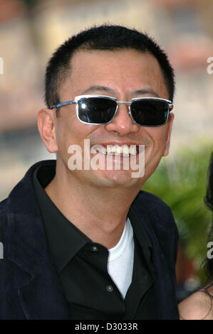 Regisseur Wong Kar Wai stellt während der Fototermin für die Eröffnungs-Film "My Blueberry Night" bei den 60. Internationalen Filmfestspielen in Cannes 16. Mai 2007. Foto: Hubert Boesl +++(c) Dpa - Bericht +++ Stockfoto