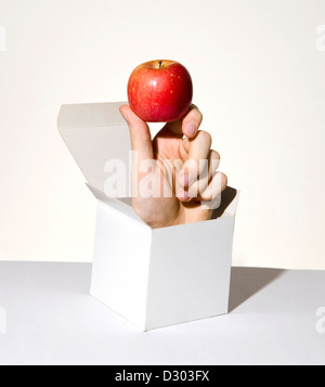 Hand, aufspringen aus Karton mit roter Apfel Stockfoto