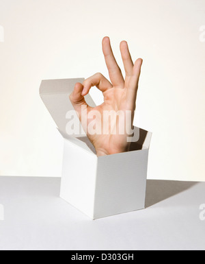 Hand von Box Aok Anzeichen auftauchen Stockfoto