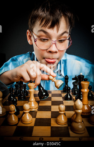 Wunderkind spielen Schach. Nerd-Boy. Stockfoto
