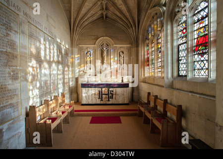 Gedenkkapelle Kings College Chapel, Cambridge University, Licht Überschwemmungen in durch die Glasfenster. Stockfoto