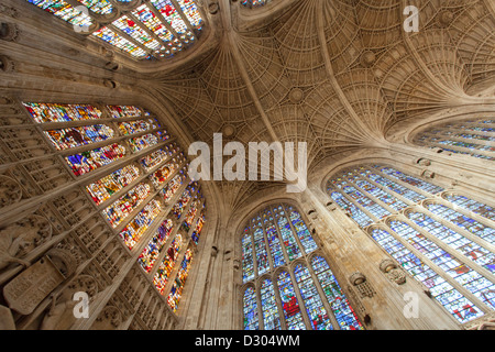 Kings College Chapel Glasfenster und reich verzierte Decke Stockfoto