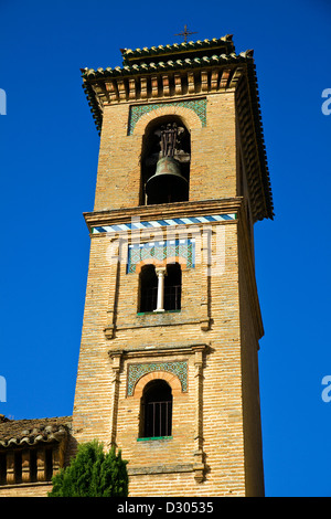 Turm der Kirche von Santa Ana Y San Gil in Granada, Andalusien, Spanien Stockfoto