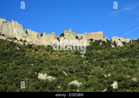 Peyrepertuse eines der Katharer-Burgen in den Pyrenäen an der Grenze von Frankreich und Spanien. Stockfoto