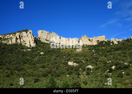 Peyrepertuse eines der Katharer-Burgen in den Pyrenäen an der Grenze von Frankreich und Spanien. Stockfoto