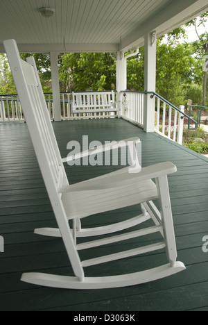 Schaukelstühle auf Haus Veranda in North Carolina, USA Stockfoto