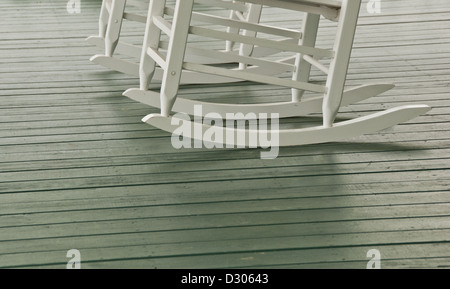 Schaukelstühle auf Haus Veranda in North Carolina, USA Stockfoto