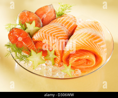 Norwegischer Lachs auf einer Platte Stockfoto