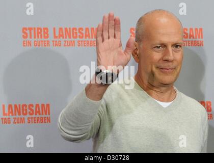 Berlin, Deutschland. 5. Februar 2013. US-amerikanischer Schauspieler Bruce Willis stellt bei einem Fototermin für seinen neuen Film "A Good Day to Die Hard" in Berlin, Deutschland, 5. Februar 2013. Teil fünf Teil der Stirb langsam-Action-Serie kommt in deutsche Kinos am 14. Februar. Foto: BRITTA PEDERSEN/Dpa/Alamy Live News Stockfoto