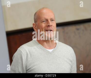 Berlin, Deutschland. 5. Februar 2013. US-amerikanischer Schauspieler Bruce Willis stellt bei einem Fototermin für seinen neuen Film "A Good Day to Die Hard" in Berlin, Deutschland, 5. Februar 2013. Teil fünf Teil der Stirb langsam-Action-Serie kommt in deutsche Kinos am 14. Februar. Foto: BRITTA PEDERSEN/Dpa/Alamy Live News Stockfoto