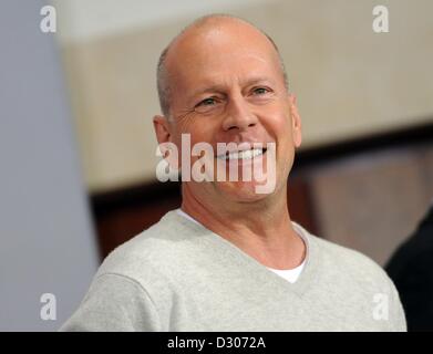 Berlin, Deutschland. 5. Februar 2013. US-amerikanischer Schauspieler Bruce Willis stellt bei einem Fototermin für seinen neuen Film "A Good Day to Die Hard" in Berlin, Deutschland, 5. Februar 2013. Teil fünf Teil der Stirb langsam-Action-Serie kommt in deutsche Kinos am 14. Februar. Foto: BRITTA PEDERSEN/Dpa/Alamy Live News Stockfoto