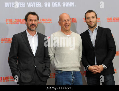 Berlin, Deutschland. 5. Februar 2013. Schauspieler Sebastian Koch (L-R), Bruce Willis (USA) und Jai Courtney (Australien) stellen bei einem Fototermin für seinen neuen Film "A Good Day to Die Hard" in Berlin, Deutschland, 5. Februar 2013. Teil fünf Teil der Stirb langsam-Action-Serie kommt in deutsche Kinos am 14. Februar. Foto: BRITTA PEDERSEN/Dpa/Alamy Live News Stockfoto