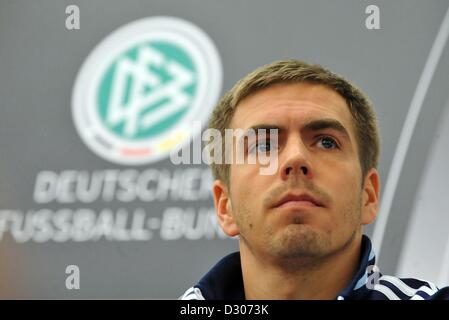 Paris, Frankreich. 5. Februar 2013. Deutschlands Kapitän Philipp Lahm nimmt Teil an einer Pressekonferenz, die von der deutschen Fußball-Nationalmannschaft in Paris, Frankreich, 5. Februar 2013. Deutsch spielt Frankreich am 6. Februar 2013. Foto: ANDREAS GEBERT/Dpa/Alamy Live-Nachrichten Stockfoto